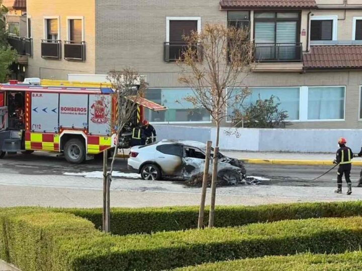 Arden varios vehículos durante la madrugada del miércoles en la ronda del Parque Bellavista de Rivas Vaciamadrid