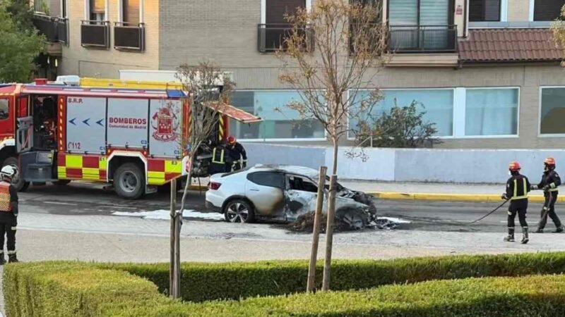 Arde un vehículo durante la madrugada del miércoles en la ronda del Parque Bellavista de Rivas Vaciamadrid