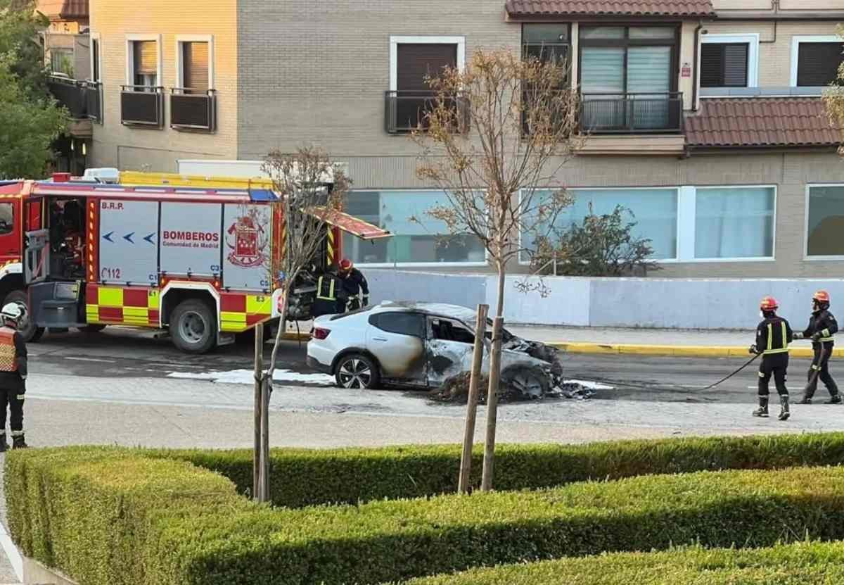 Arde un vehículo durante la madrugada del miércoles en la ronda del Parque Bellavista de Rivas Vaciamadrid