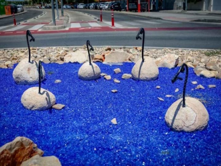 Rivas renueva dos rotondas de la avenida Pilar Miró con jardines y una escultura inspirada en El Campillo