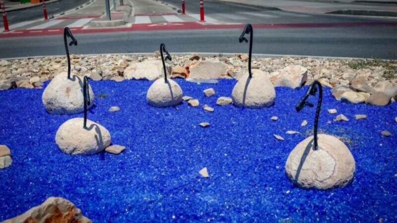 Rivas renueva dos rotondas de la avenida Pilar Miró con jardines y una escultura inspirada en El Campillo