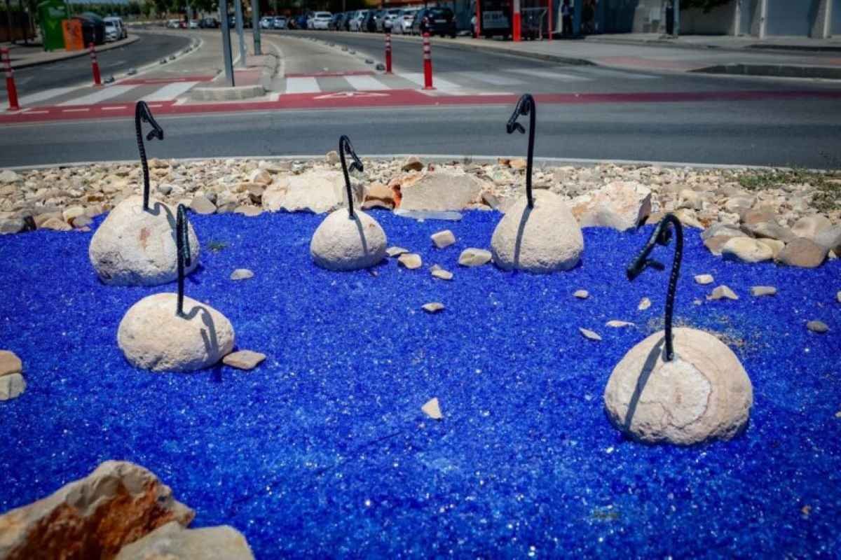Rivas renueva dos rotondas de la avenida Pilar Miró con jardines y una escultura inspirada en El Campillo