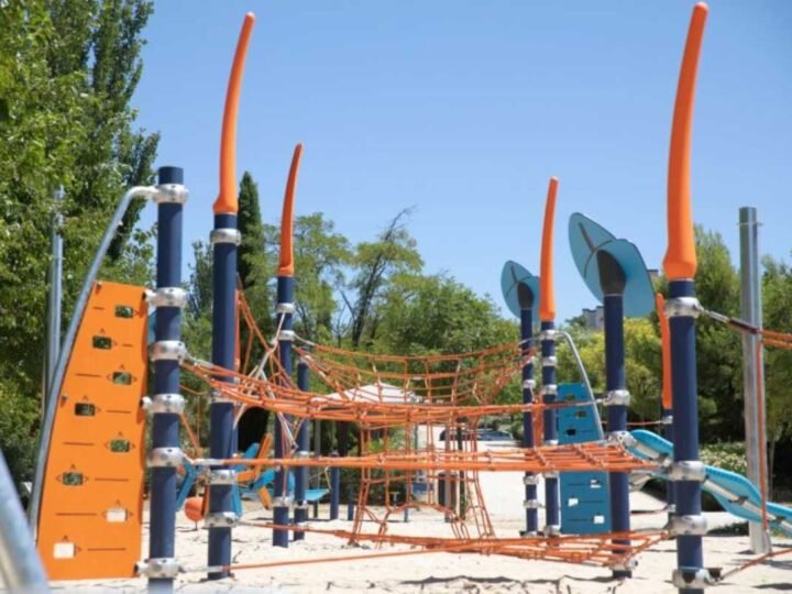 Rivas renueva un parque infantil, instala nuevo sombreado en La Luna y reabre las fuentes transitables para este verano