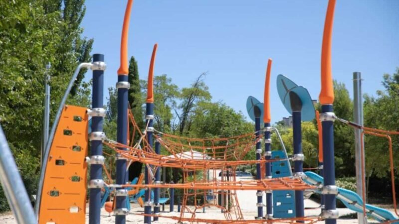 Rivas renueva un parque infantil, instala nuevo sombreado en La Luna y reabre las fuentes transitables para este verano