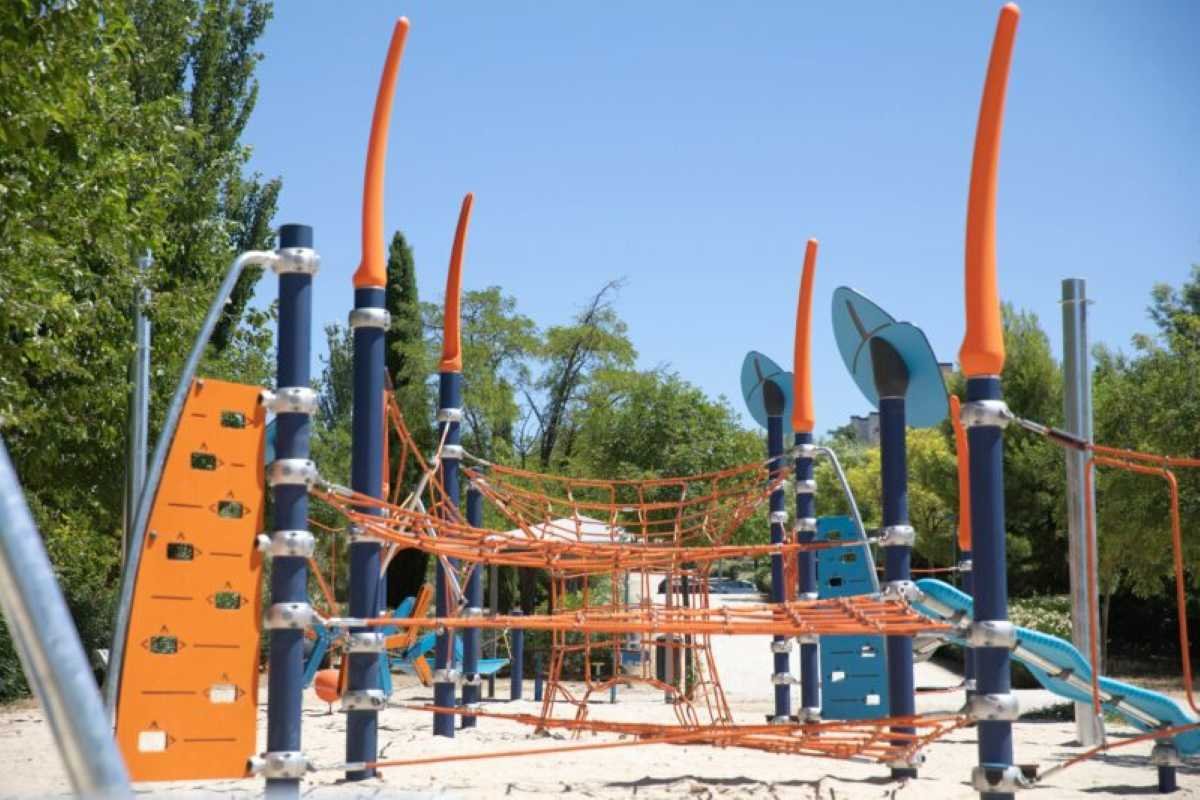 Rivas renueva un parque infantil, instala nuevo sombreado en La Luna y reabre las fuentes transitables para este verano