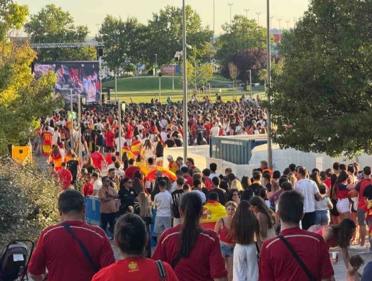 Rivas Vaciamadrid celebra una noche para la historia con la segunda estrella de España en un Mundial de fútbol