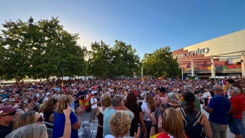 Rivas reúne a vecinos en apoyo a Ceuta en una concentración en la Plaza de la Constitución
