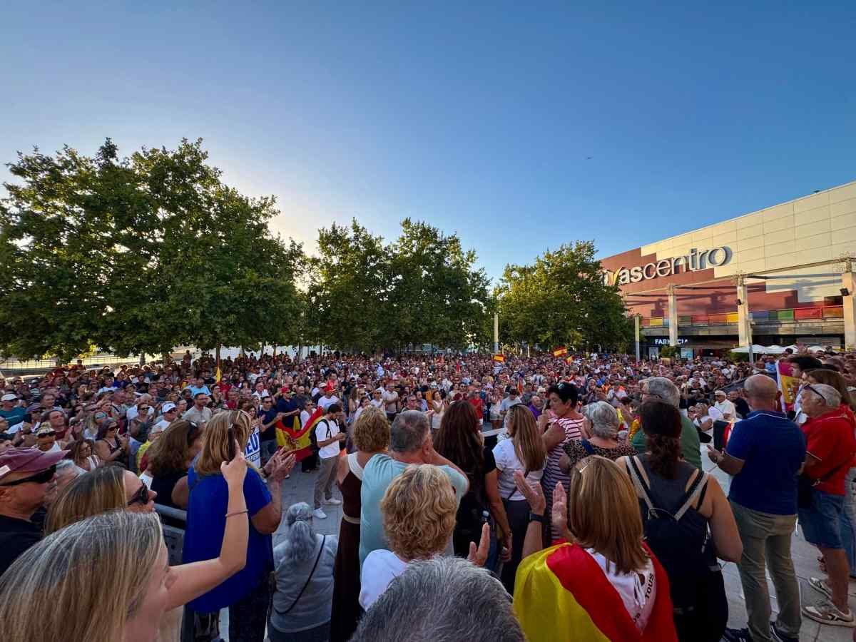 Rivas reúne a vecinos en apoyo a Ceuta en una concentración en la Plaza de la Constitución