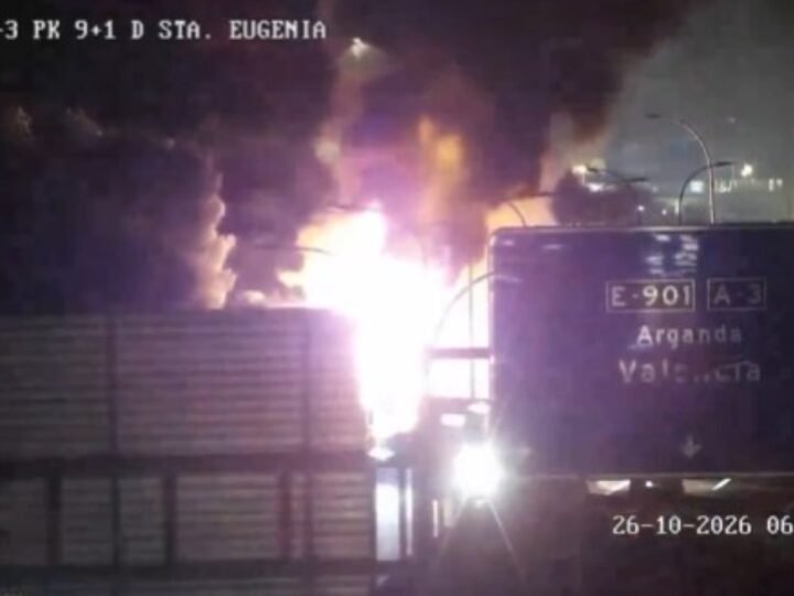 El incendio de un vehículo en la A-3 colapsa la entrada a Madrid desde Vallecas durante la mañana del lunes