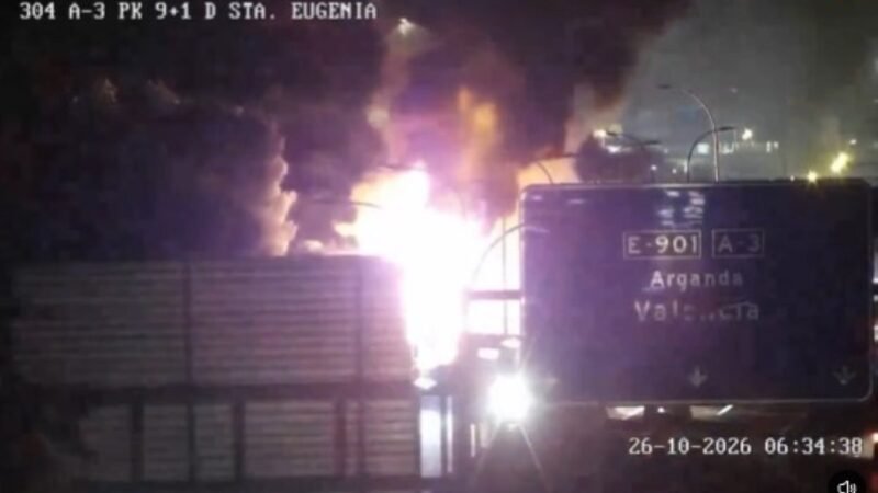 El incendio de un vehículo en la A-3 colapsa la entrada a Madrid desde Vallecas durante la mañana del lunes