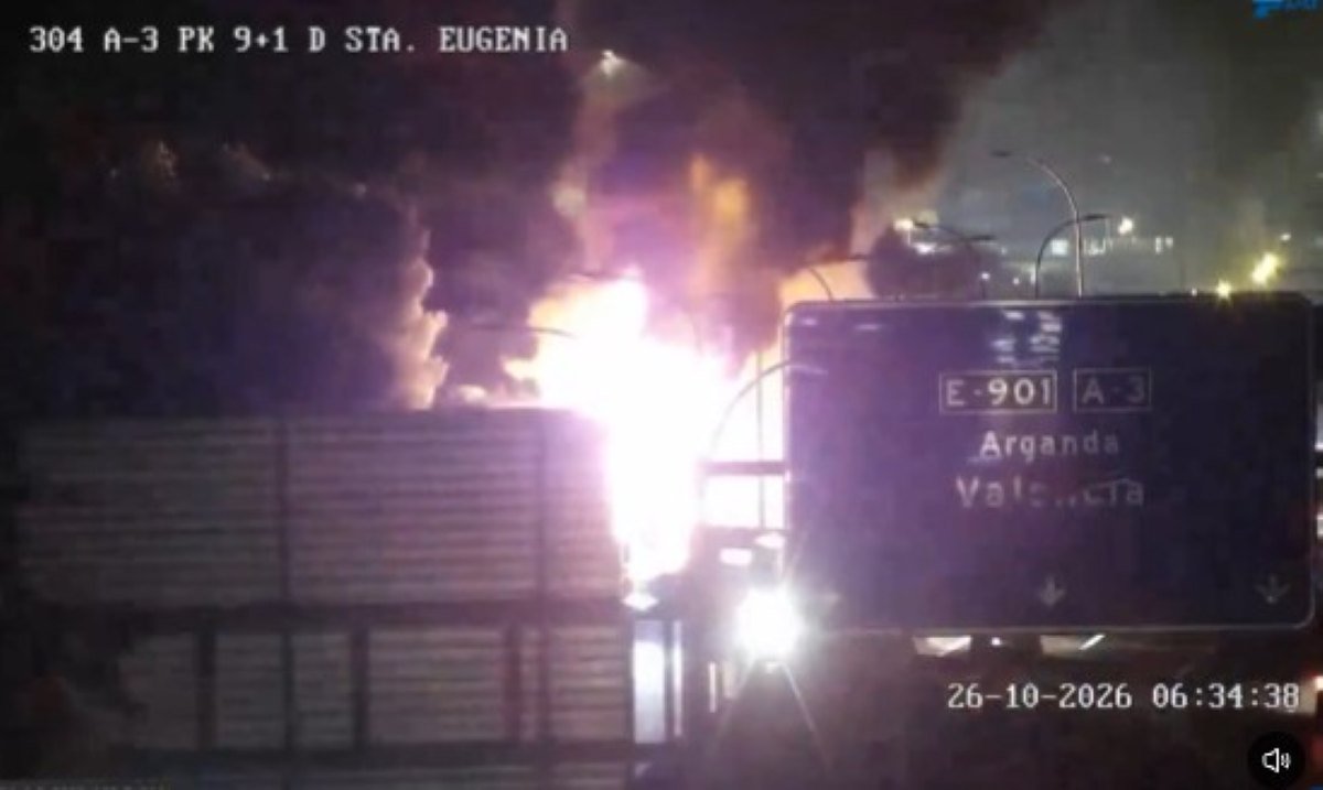El incendio de un vehículo en la A-3 colapsa la entrada a Madrid desde Vallecas durante la mañana del lunes