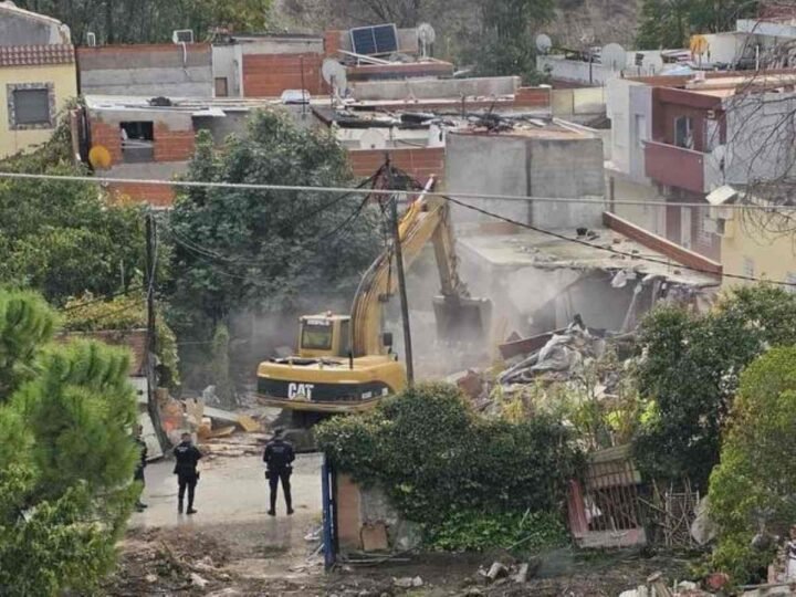 Rivas y la Comunidad de Madrid realojan a cuatro familias de la Cañada Real y derriban sus infraviviendas